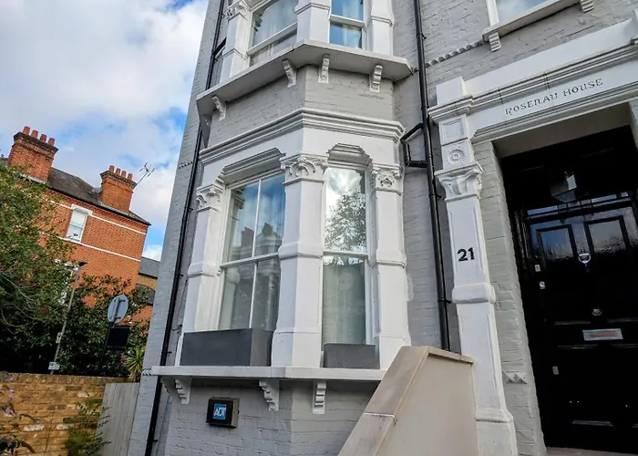 Charming Bright 2-Bed Heritage Flat, Battersea Park, London
