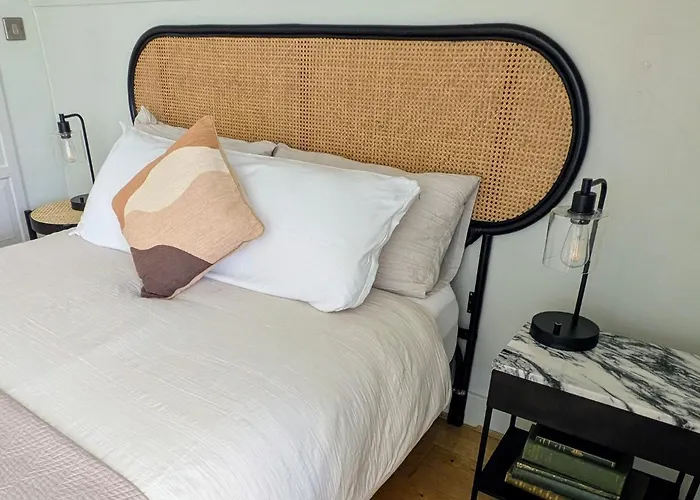 Charming Bright 2-Bed Heritage Flat, Battersea Park, London