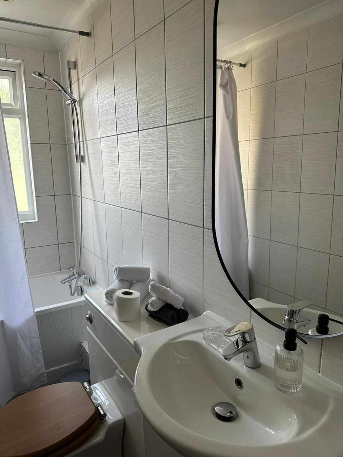 Charming Bright 2-Bed Heritage Flat, Battersea Park, London London