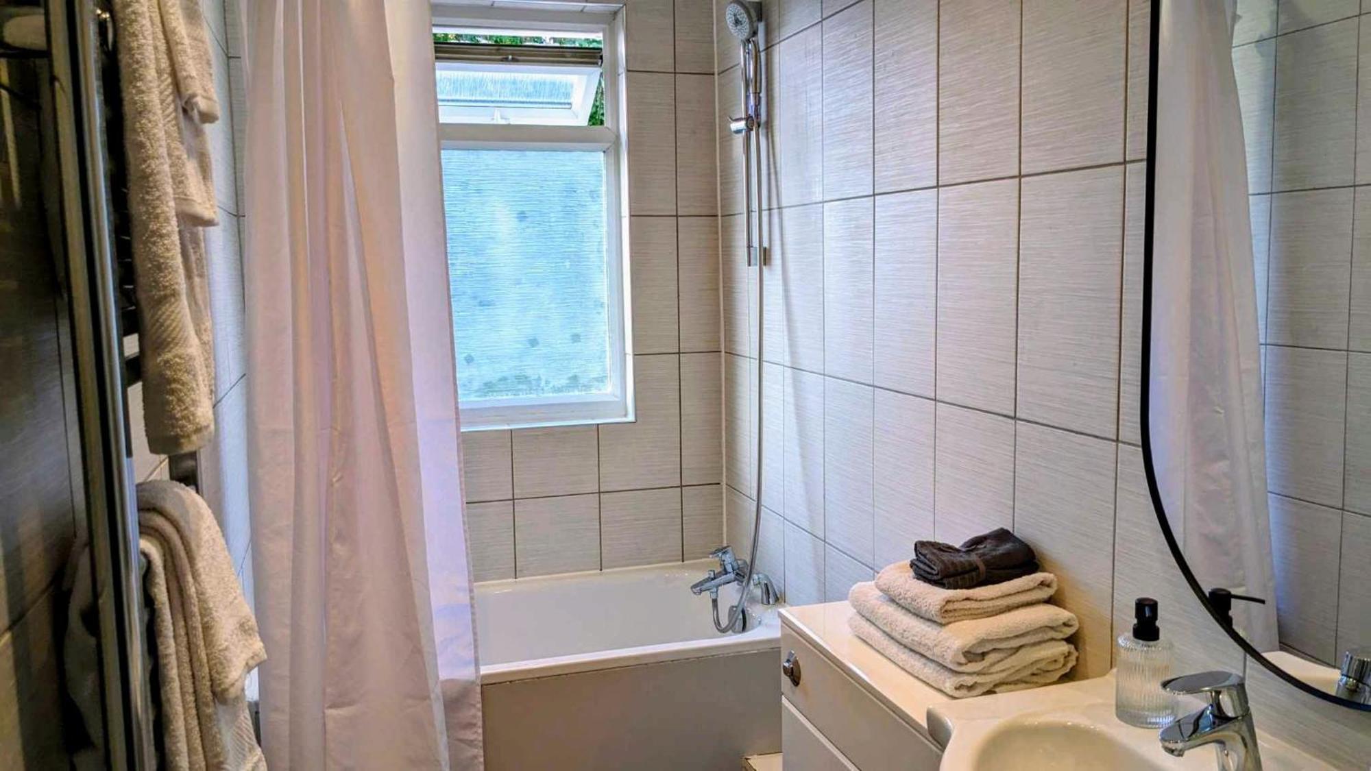 Apartment Charming Bright 2-Bed Heritage Flat, Battersea Park, London *