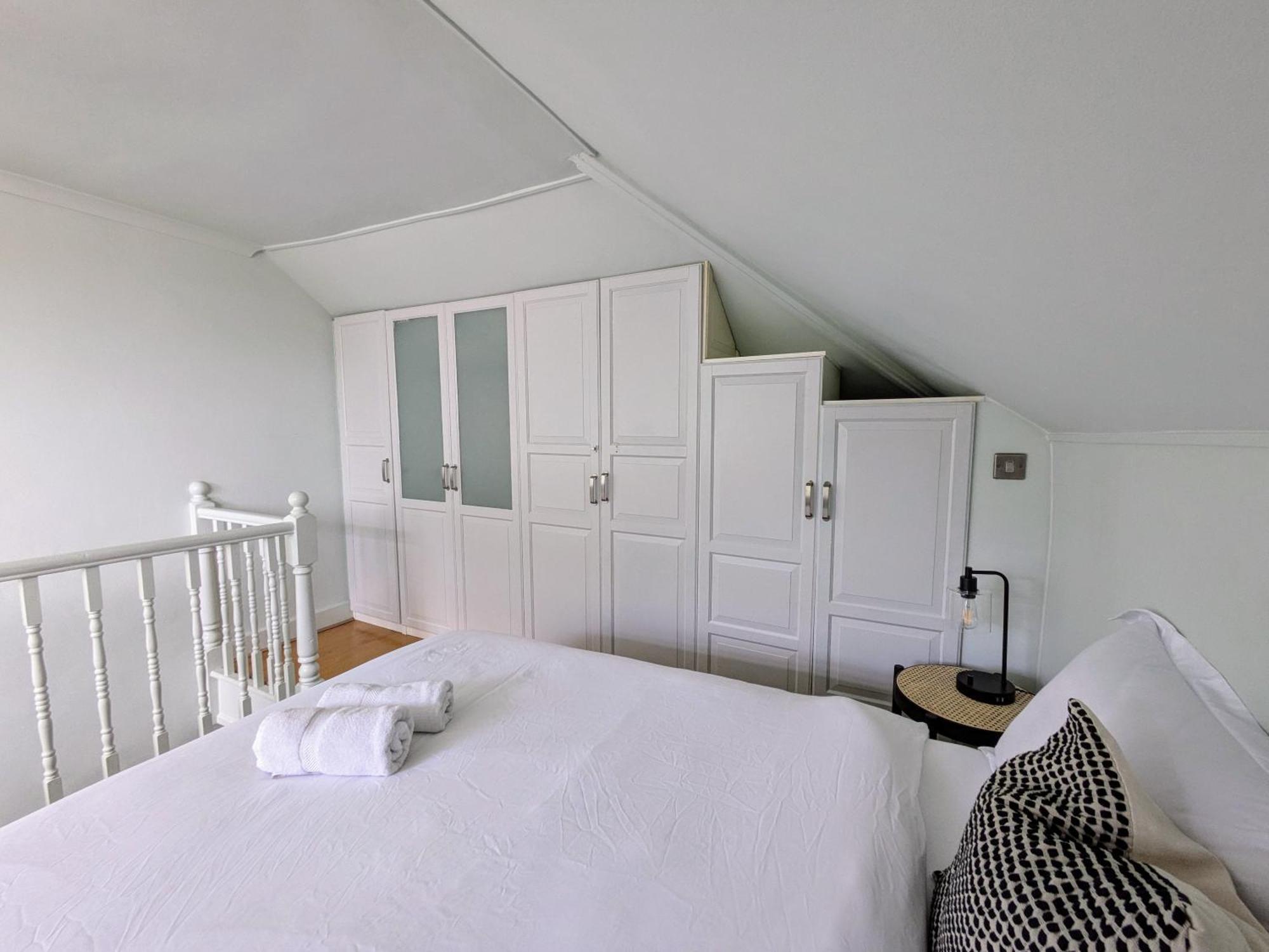 Charming Bright 2-Bed Heritage Flat, Battersea Park, London Apartment *