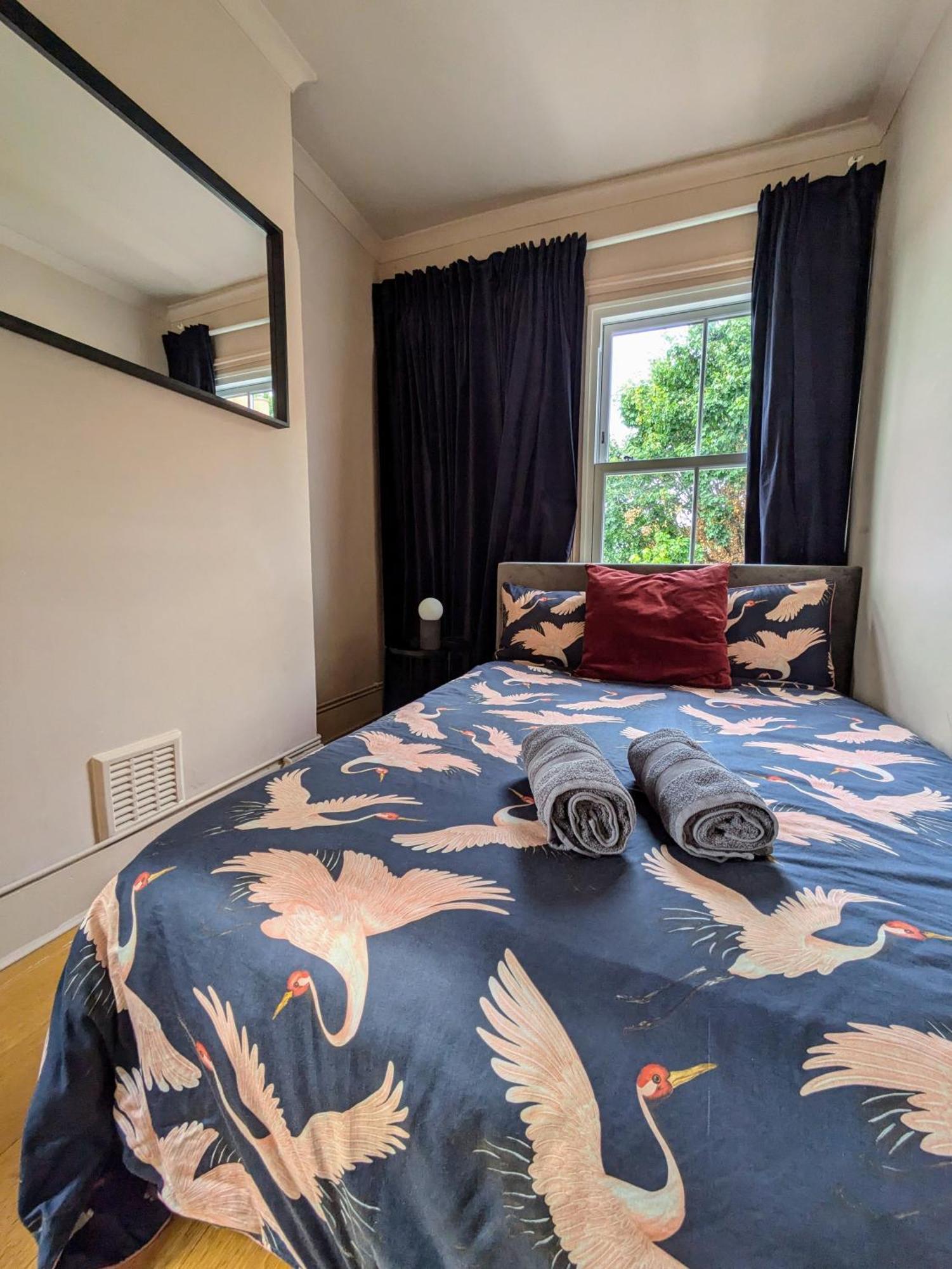 Charming Bright 2-Bed Heritage Flat, Battersea Park, London London
