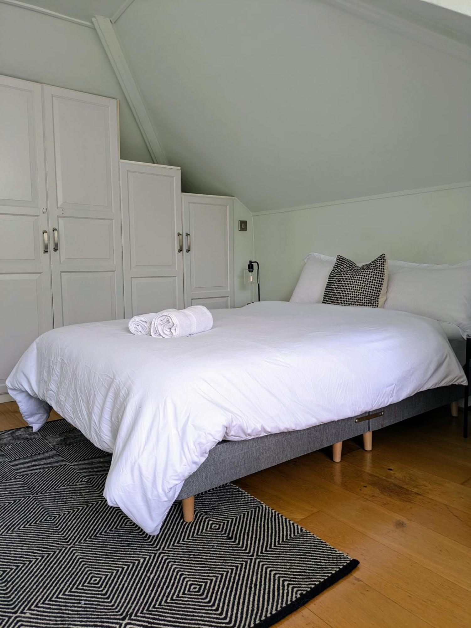 Charming Bright 2-Bed Heritage Flat, Battersea Park, London