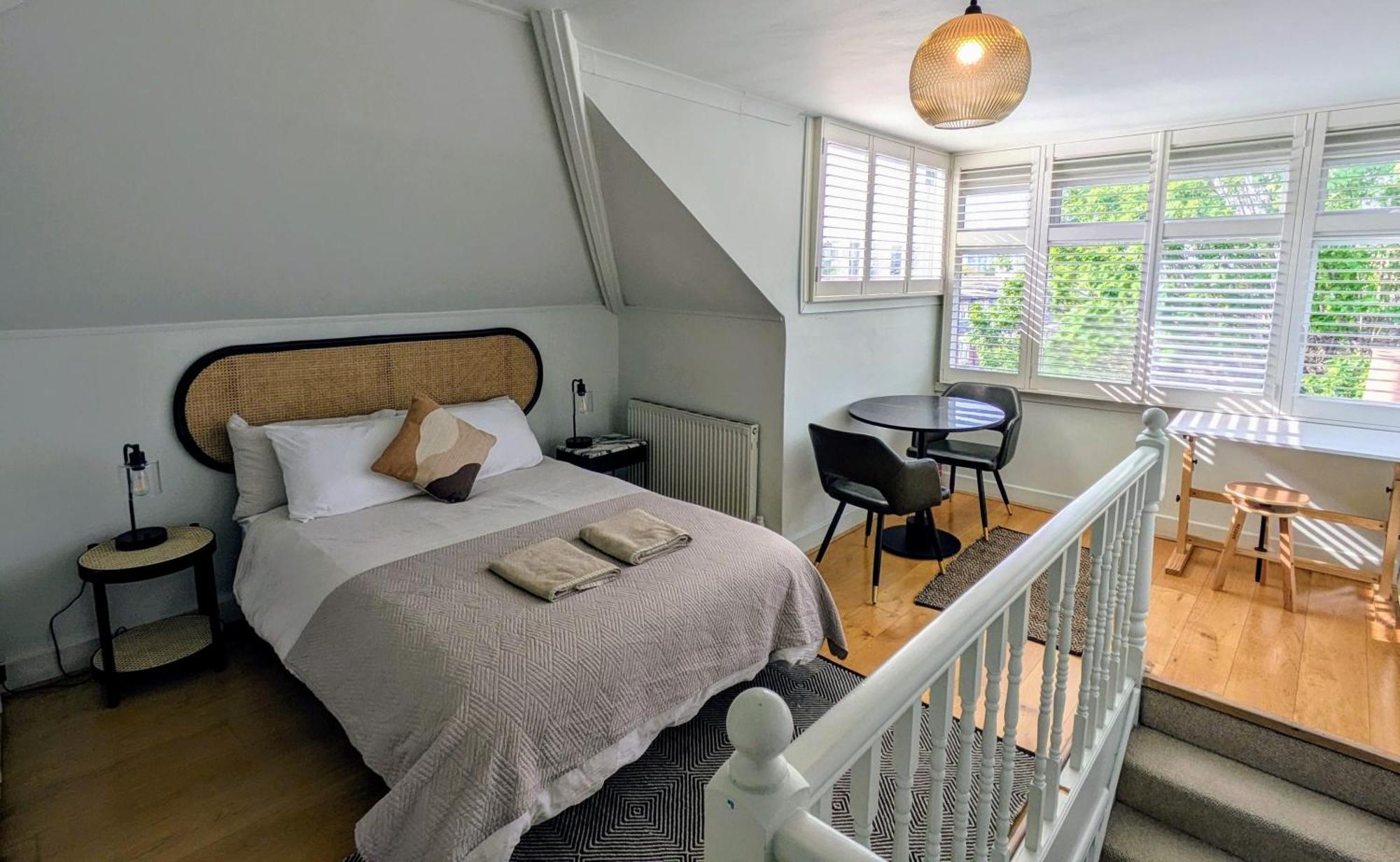 Charming Bright 2-Bed Heritage Flat, Battersea Park, London *